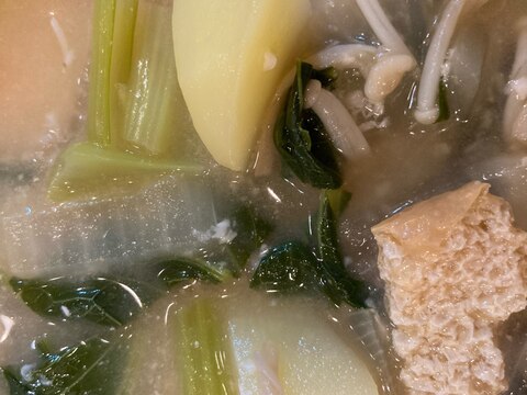 小松菜とじゃがいもと玉ねぎとえのきと油揚げの味噌汁